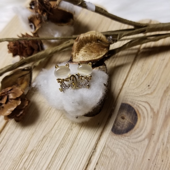 💥💥HOST PICK💥💥🐱🐈Very Cute Cat earrings with CZ's in CREAM 🐱🐈 - Picture 2 of 11